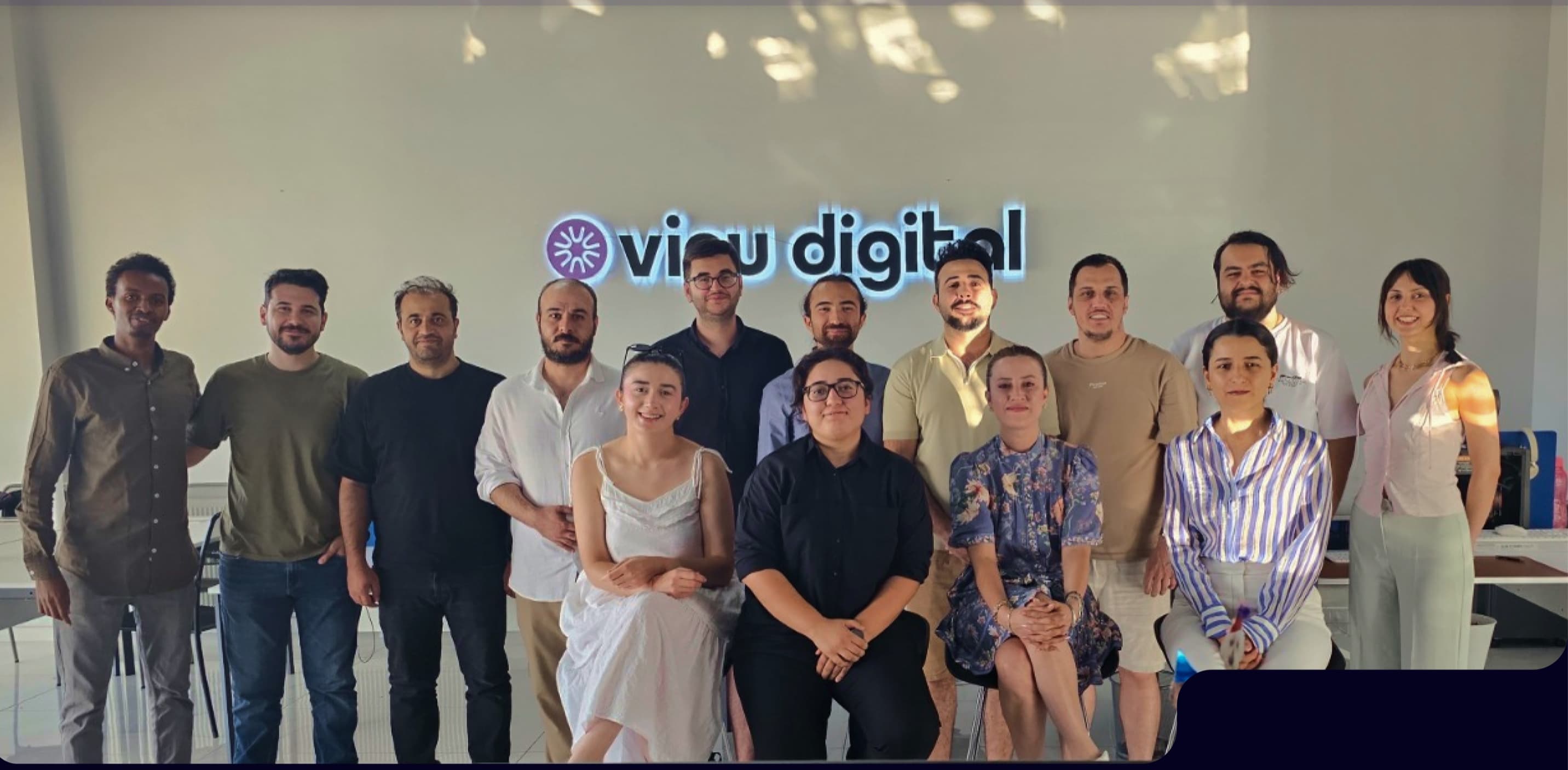 Şirket ofisindeki Vinu Digital ekibi